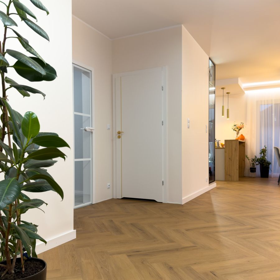 Przepis na HARMONIJNE WNĘTRZE: naturalny rysunek drewna + białe drzwi + złote detale.